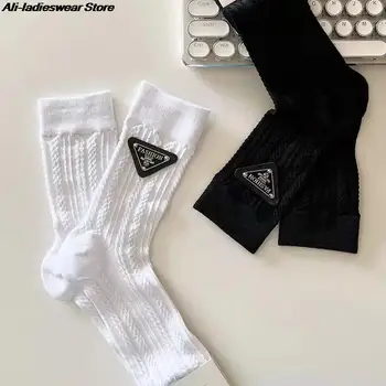 Мода триъгълник етикет памучни чорапи Европа писмо бродерия средата тръба чорапи жени плътен цвят чорапи